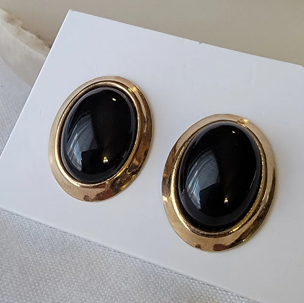 Vintage Oval Cabochon Earrings Gold and Black